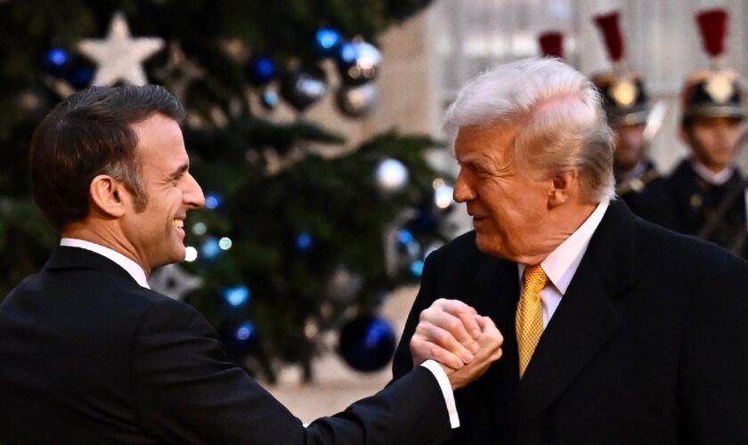 Emmanuel Macron accueille Donald Trump sur le parvis de Notre-Dame à l'occasion de la réouverture de la cathédrale, à Paris le 7 décembre 2024