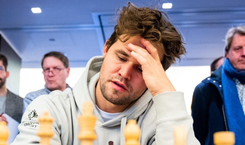 Im Kapuzenpulli gewinnt Carlsen sein Debüt für St. Pauli