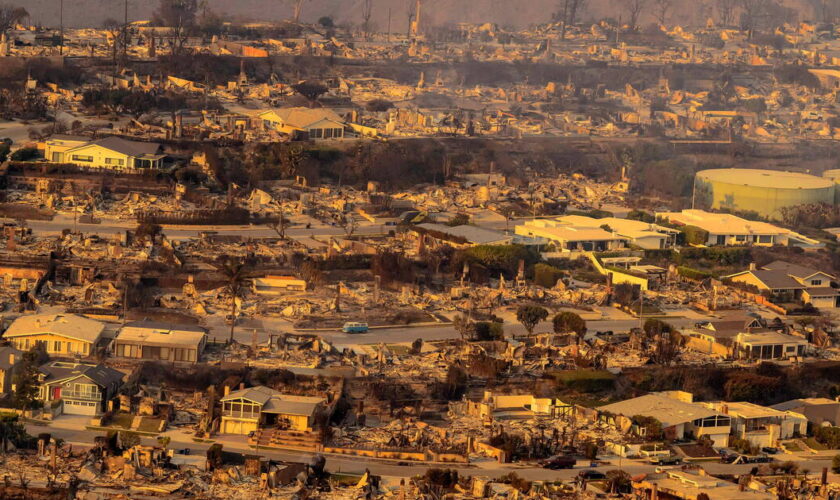 Incendies à Los Angeles : le bilan s’élève désormais à 10 morts, les feux toujours pas maîtrisés