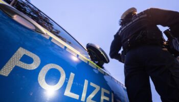 Polizistin kann sich nur durch beherzten Sprung zur Seite retten