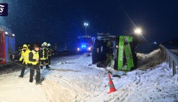 Auf A11 in Brandenburg: Zwei Tote bei schwerem Busunfall auf A11