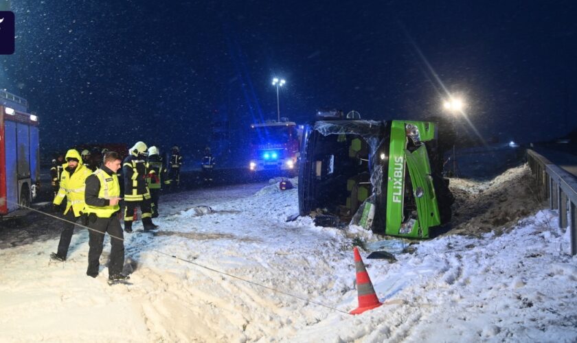 Auf A11 in Brandenburg: Zwei Tote bei schwerem Busunfall auf A11