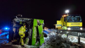 Schwerer Flixbus-Unfall auf der A11 – zwei Tote