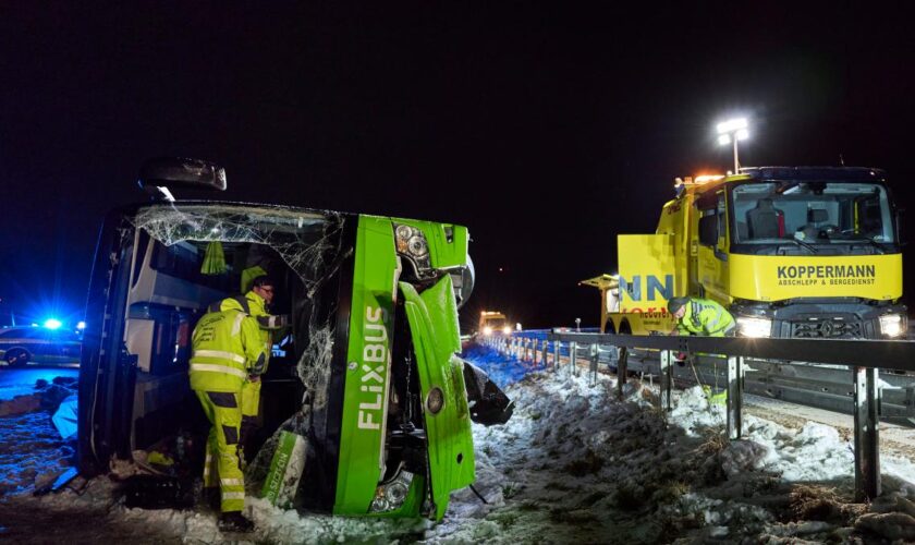 Schwerer Flixbus-Unfall auf der A11 – zwei Tote