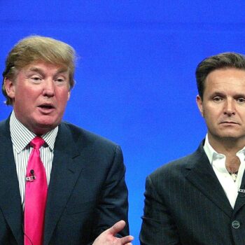 Le producteur de "The Apprentice" Mark Brunett en compagnie de Donald Trump, en 2004.