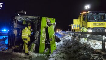 Zwei Tote auf A11: Reisebus kam wohl wegen Wetters von Fahrbahn ab