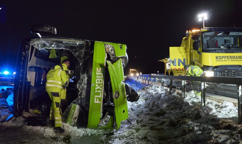 Zwei Tote auf A11: Reisebus kam wohl wegen Wetters von Fahrbahn ab