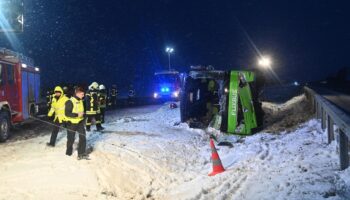 Busunglück: Zwei Tote und elf Verletzte bei Unfall in Brandenburg