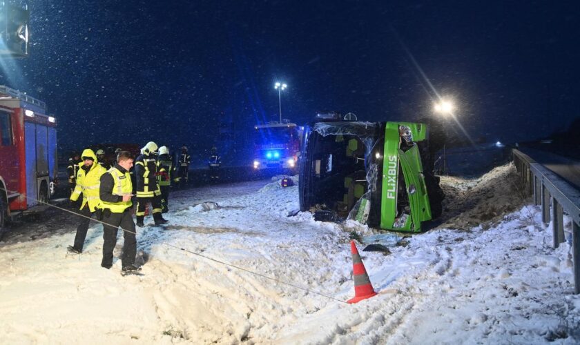 Busunglück: Zwei Tote und elf Verletzte bei Unfall in Brandenburg