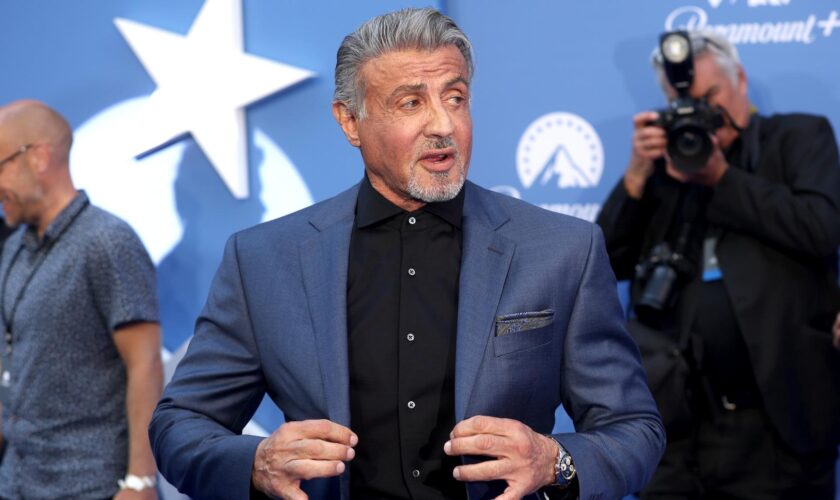 Sylvester Stallone aura la même voix française dans le film « Armor », malgré la mort de son doubleur