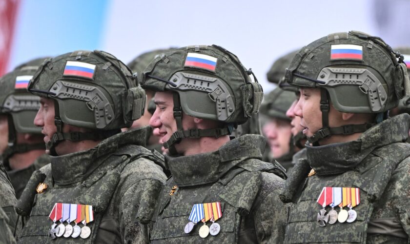 Des militaires russes impliqués dans l'action militaire du pays en Ukraine défilent sur la Place Rouge lors de la parade militaire du Jour de la Victoire dans le centre de Moscou, le 9 mai 2024.