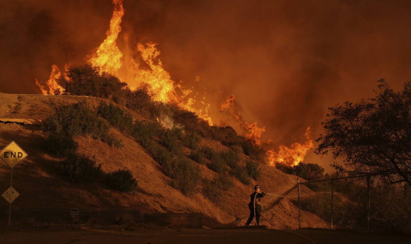 EN IMAGES - En Californie, les pompiers face aux flammes