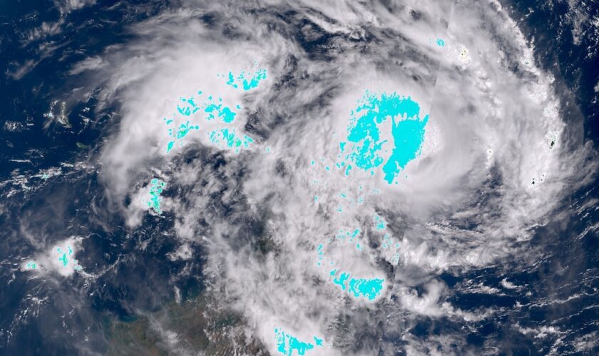 Cette image satellite de Copernicus Sentinel-3 prise et diffusée le 11 janvier 2025 montre le cyclone Dikeledi s'approchant de Mayotte (g.), à l'ouest de Madagascar