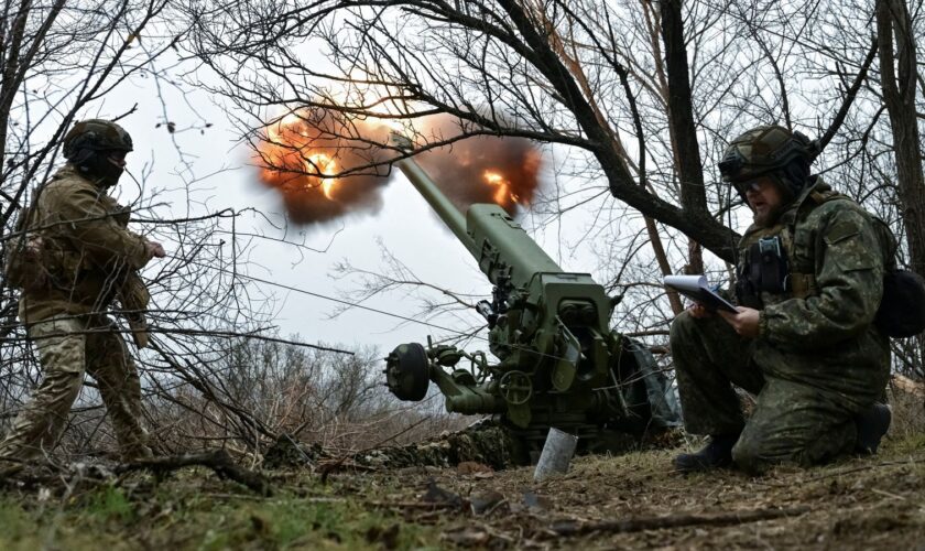 Servicemen of artillery crew of the special unit National Police fire a D-30 howitzer towards Russian troops at a position in a front line, amid Russia's attack on Ukraine, in Zaporizhzhia region, Ukraine January 11, 2025. REUTERS/Stringer