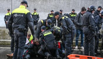 La police néerlandaise arrête 700 militants pour le climat après le blocage d’une autoroute