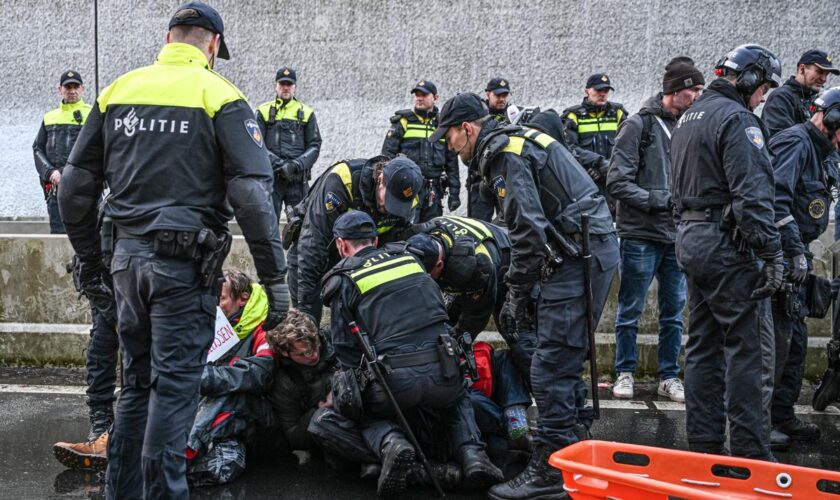 La police néerlandaise arrête 700 militants pour le climat après le blocage d’une autoroute