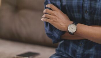 Eine Frau trägt eine Uhr von Liebeskind.