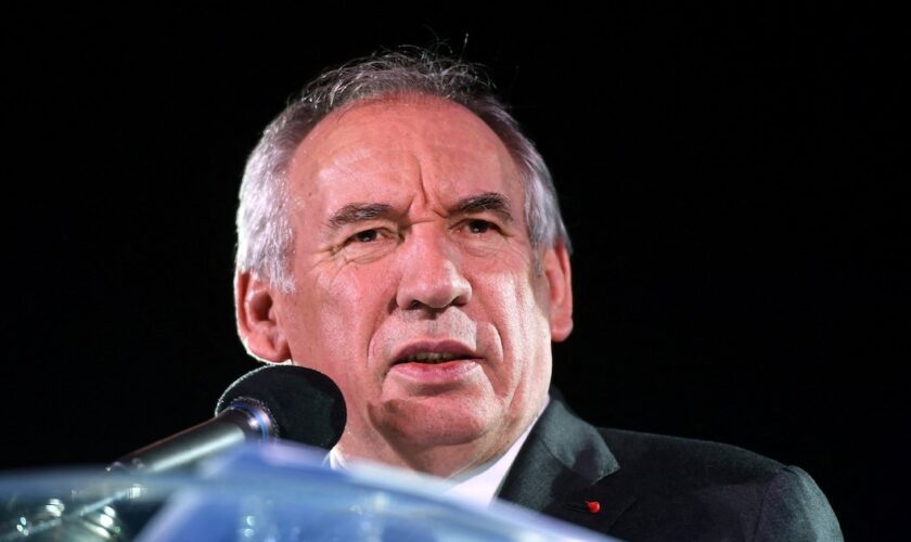 Par pragmatisme ou pour limiter les risques, François Bayrou assume de rester en retrait des négociations sur le budget, laissant ses poids lourds à la manœuvre pour tenter d'obtenir une non-censure de la gauche sans froisser ses partenaires