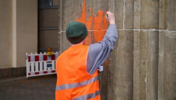 Klimaextremisten nach erneutem Farbanschlag auf Brandenburger Tor freigesprochen