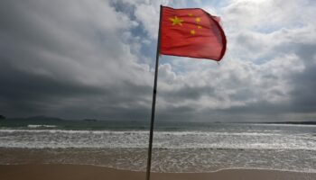 Un drapeau chinois sur une plage de l'île de Pingtan, le point de la Chine continentale le plus proche de l'île de Taïwan, dans la province chinoise du Fujian, le 15 octobre 2024.