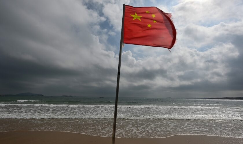 Un drapeau chinois sur une plage de l'île de Pingtan, le point de la Chine continentale le plus proche de l'île de Taïwan, dans la province chinoise du Fujian, le 15 octobre 2024.