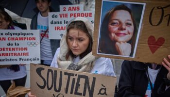 Une photo de l'enseignante française Cécile Kohler, détenue en Iran depuis mai 2022 avec son compagnon Jacques Paris, lors d'un rassemblement de soutien à Paris, le 23 mars 2024