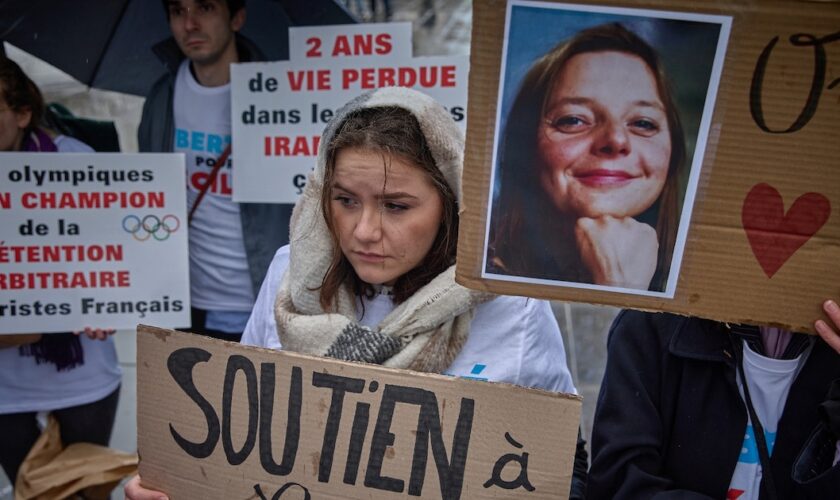 Une photo de l'enseignante française Cécile Kohler, détenue en Iran depuis mai 2022 avec son compagnon Jacques Paris, lors d'un rassemblement de soutien à Paris, le 23 mars 2024