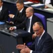 Olaf Scholz et son probable successeur Friedrich Merz lors d'un vote au Bundestag, le 16 décembre dernier.