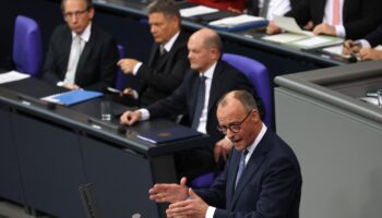 Olaf Scholz et son probable successeur Friedrich Merz lors d'un vote au Bundestag, le 16 décembre dernier.