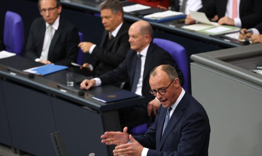 Olaf Scholz et son probable successeur Friedrich Merz lors d'un vote au Bundestag, le 16 décembre dernier.