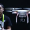 Un employé de DJI effectue une démonstration avec un drone au au CES de Las Vegas le janvier 2016