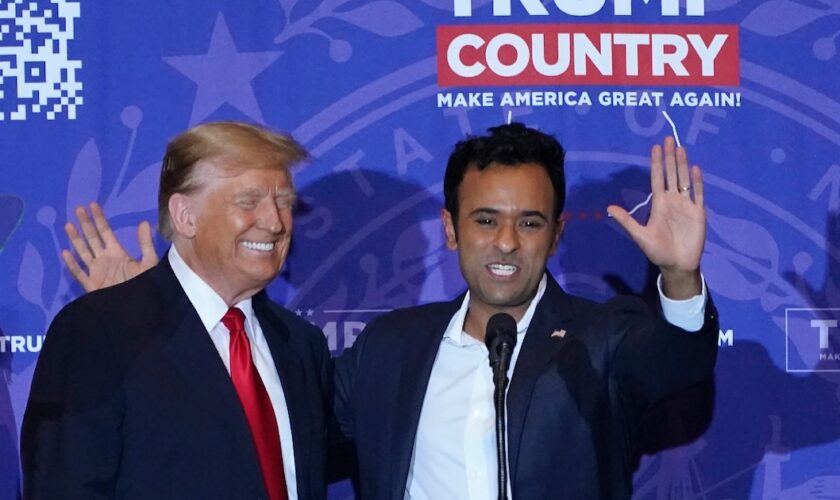 Vivek Ramaswamy et Donald Trump dans le New Hampshire le 16 janvier 2024