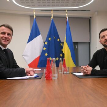 Guerre en Ukraine : Zelensky dit avoir dit avoir discuté avec Macron du « déploiement de contingents » étrangers