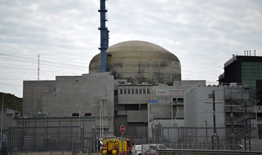 Cette photographie prise le 25 avril 2024 montre la centrale nucléaire de Flamanville, dans le nord-ouest de la France, alors que la centrale nucléaire Flamanville 3 est prête à démarrer.