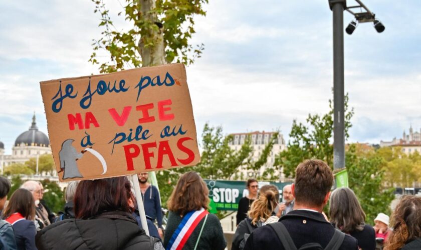 Nettoyer l’Europe des PFAS coûterait entre 95 et 2 000 milliards d’euros sur 20 ans, selon une enquête