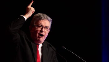 Mélenchon menace le PS avec une mesure de rétorsion radicale, s'il ne vote pas la censure du gouvernement