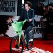 « Un Parfait inconnu » : Timothée Chalamet arrive en vélo électrique sur le tapis rouge à Londres, voici la raison