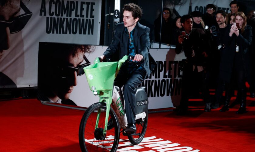 « Un Parfait inconnu » : Timothée Chalamet arrive en vélo électrique sur le tapis rouge à Londres, voici la raison