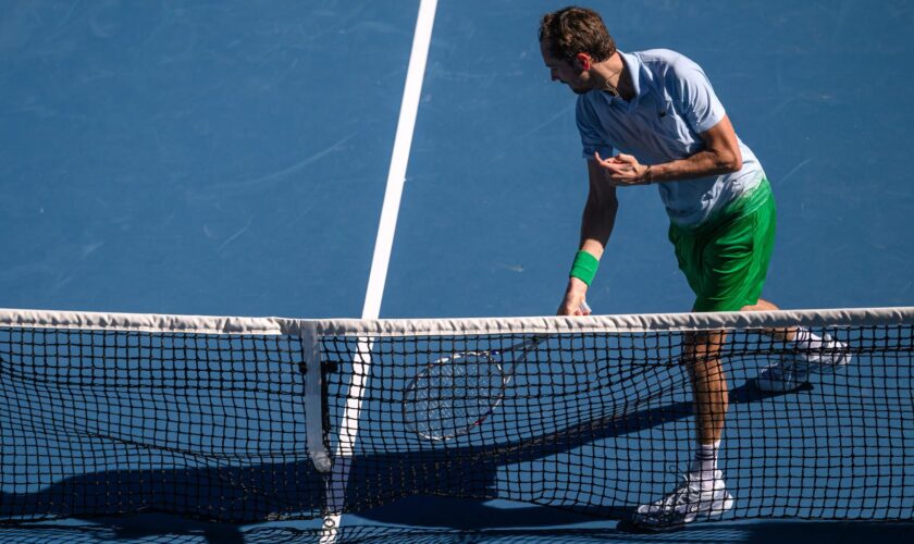 À l’Open d’Australie, Daniil Medvedev détruit une caméra avec sa raquette