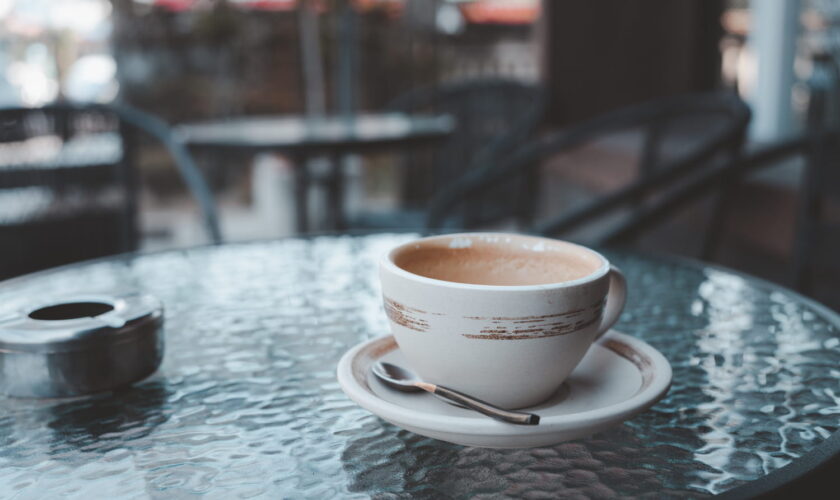 La soucoupe servie avec le café a une utilité bien précise, ce n'est pas juste pour poser la cuillère