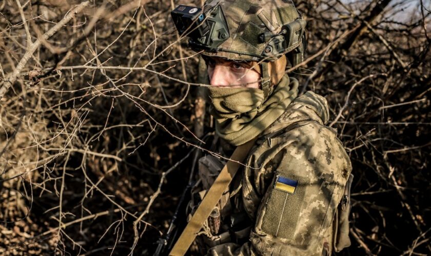 Un militaire ukrainien dans la région de Donetsk, en Ukraine - photographie prise le 10 janvier 2025 et publiée le 13 par le service de presse des forces armées ukrainiennes