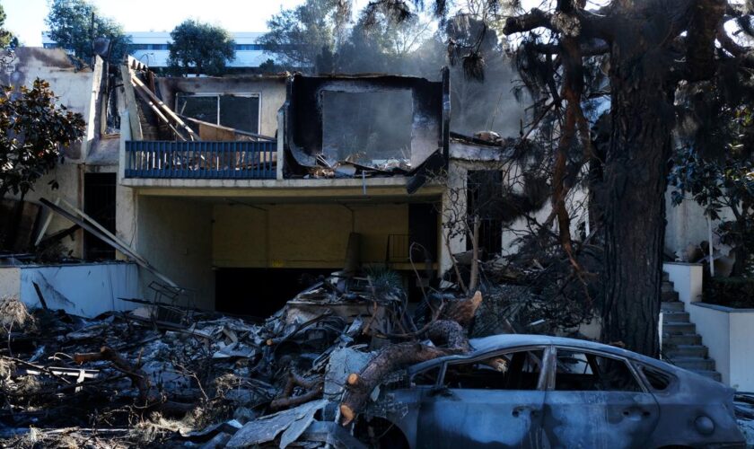 Incendies à Los Angeles : « J’ai vu la colline s’enflammer en moins de dix minutes, les demeures être pulvérisées tout autour, mais j’ai sauvé ma maison »