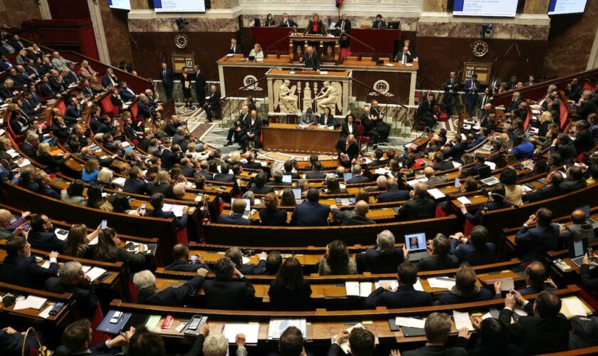 Le Premier ministre François Bayrou (C) fait sa déclaration de politique générale à l'Assemblée nationale le 14 janvier 2025 à Paris