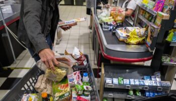 Au supermarché, les produits alimentaires les moins chers sont souvent plus sucrés