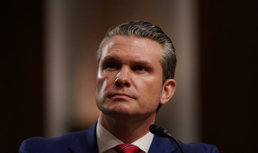 Pete Hegseth, choisi par Donald Trump comme ministre de la Défense, lors d'une audition d'une commission du Sénat en vue de la confirmation de sa nomination, à Washington, le 14 janvier 2025