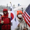 Des partisans du président sud-coréen déchu Yoon Suk Yeol tiennent des drapeaux de la Corée du Sud et des Etats-Unis, le 5 janvier 2025 à Séoul