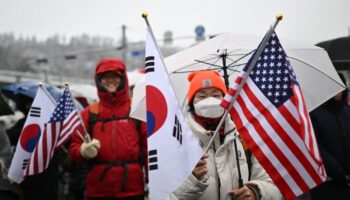 Des partisans du président sud-coréen déchu Yoon Suk Yeol tiennent des drapeaux de la Corée du Sud et des Etats-Unis, le 5 janvier 2025 à Séoul