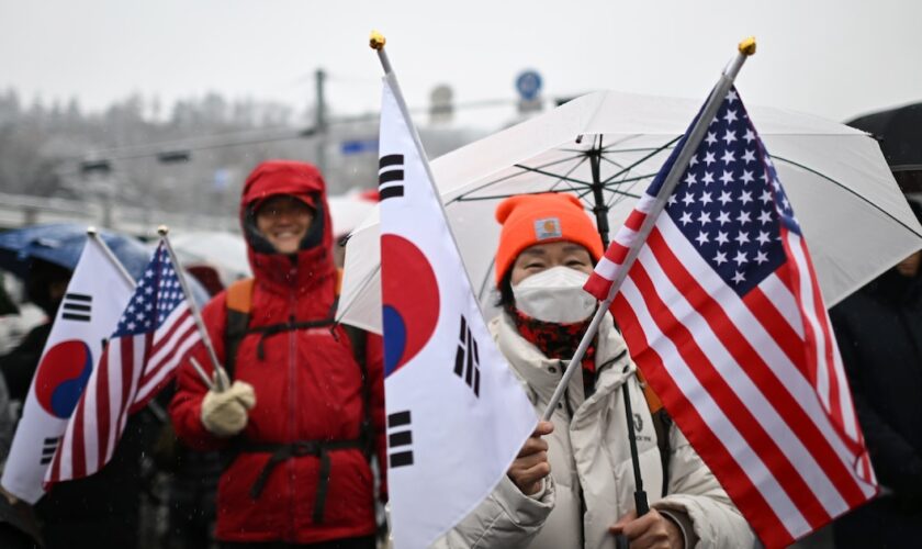 Des partisans du président sud-coréen déchu Yoon Suk Yeol tiennent des drapeaux de la Corée du Sud et des Etats-Unis, le 5 janvier 2025 à Séoul