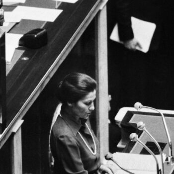 Simone Veil, alors ministre de la Santé, défend devant le Parlement le 26 novembre 1974 une loi autorisant l'avortement