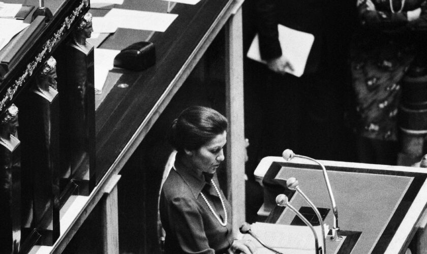 Simone Veil, alors ministre de la Santé, défend devant le Parlement le 26 novembre 1974 une loi autorisant l'avortement